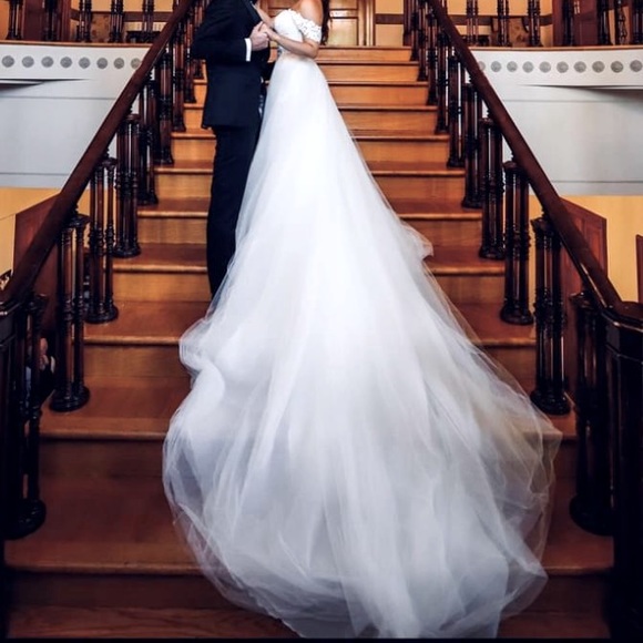 Dresses & Skirts - Wedding overskirt perfect for a wedding dress! 🤍